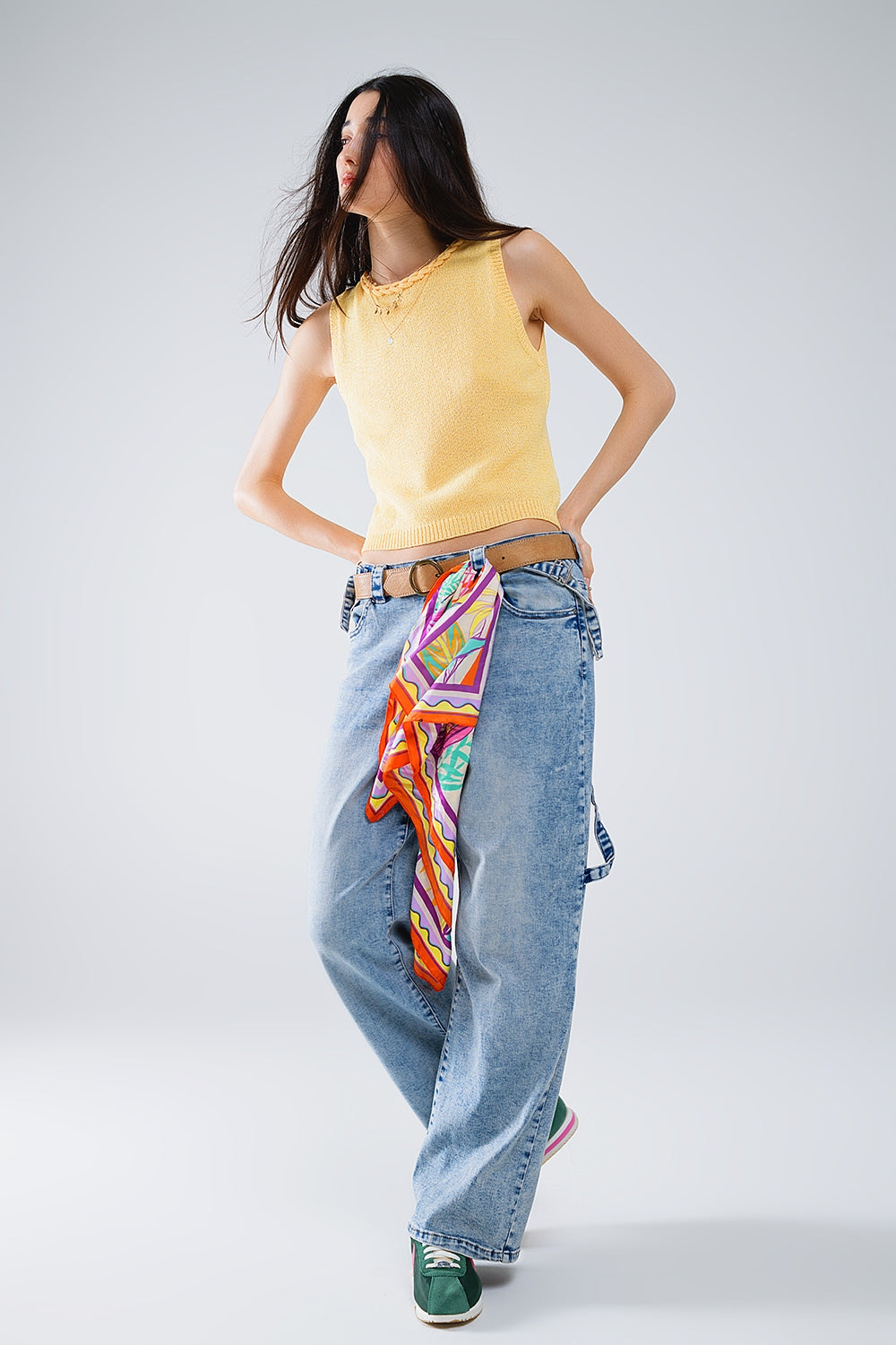 Pull jaune sans manches avec encolure ras du cou et détails de tresses à l'encolure