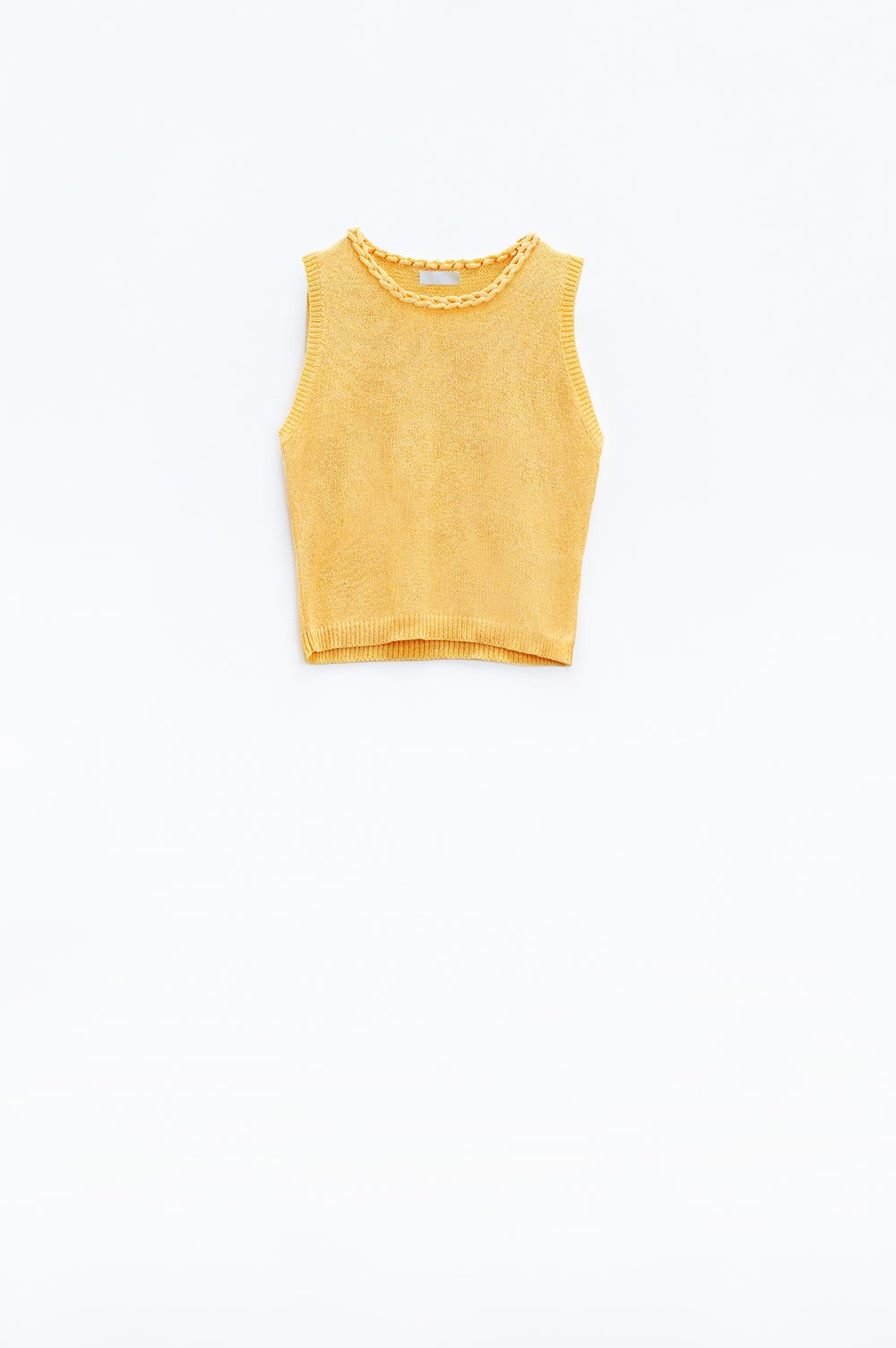 Pull jaune sans manches avec encolure ras du cou et détails de tresses à l'encolure