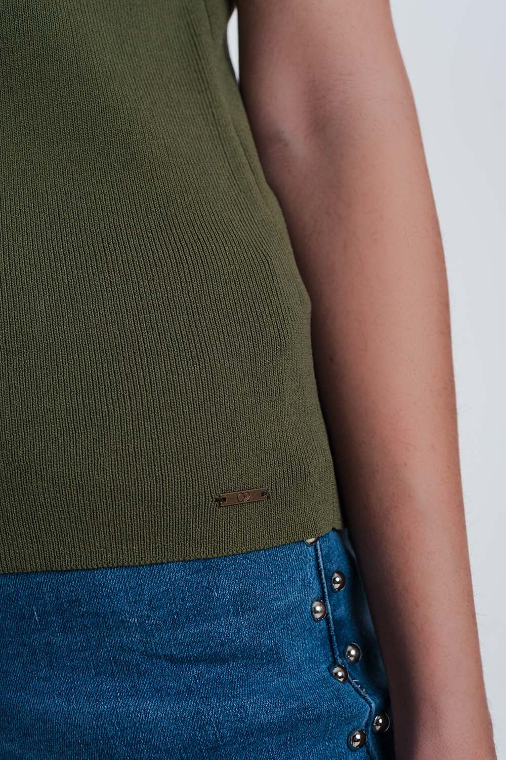 pull kaki avec col en V et manches courtes