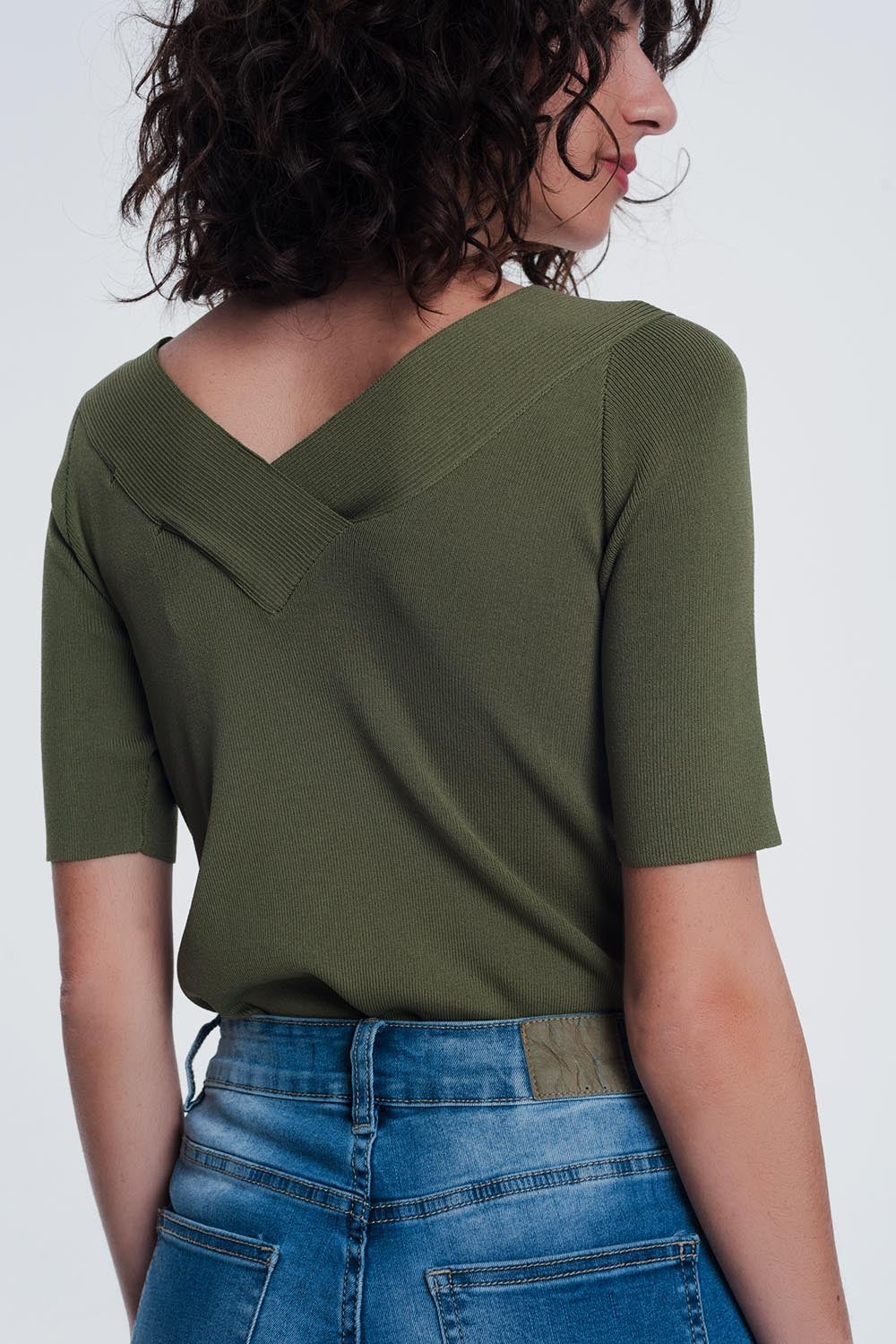 pull kaki avec col en V et manches courtes