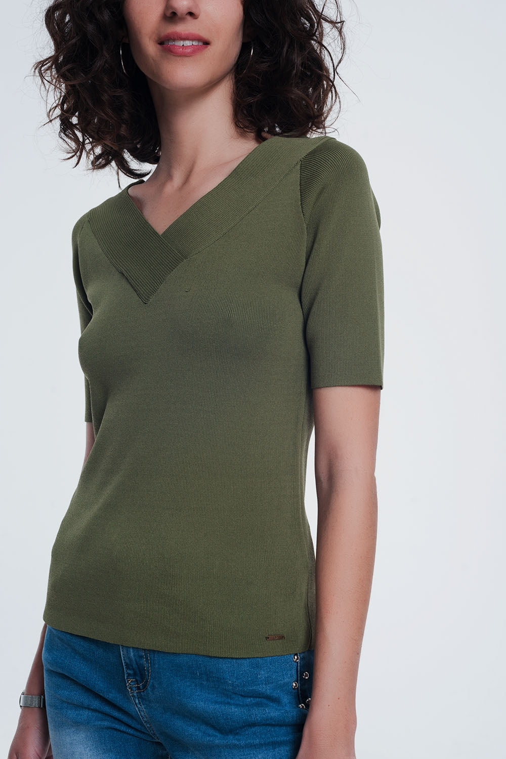 pull kaki avec col en V et manches courtes