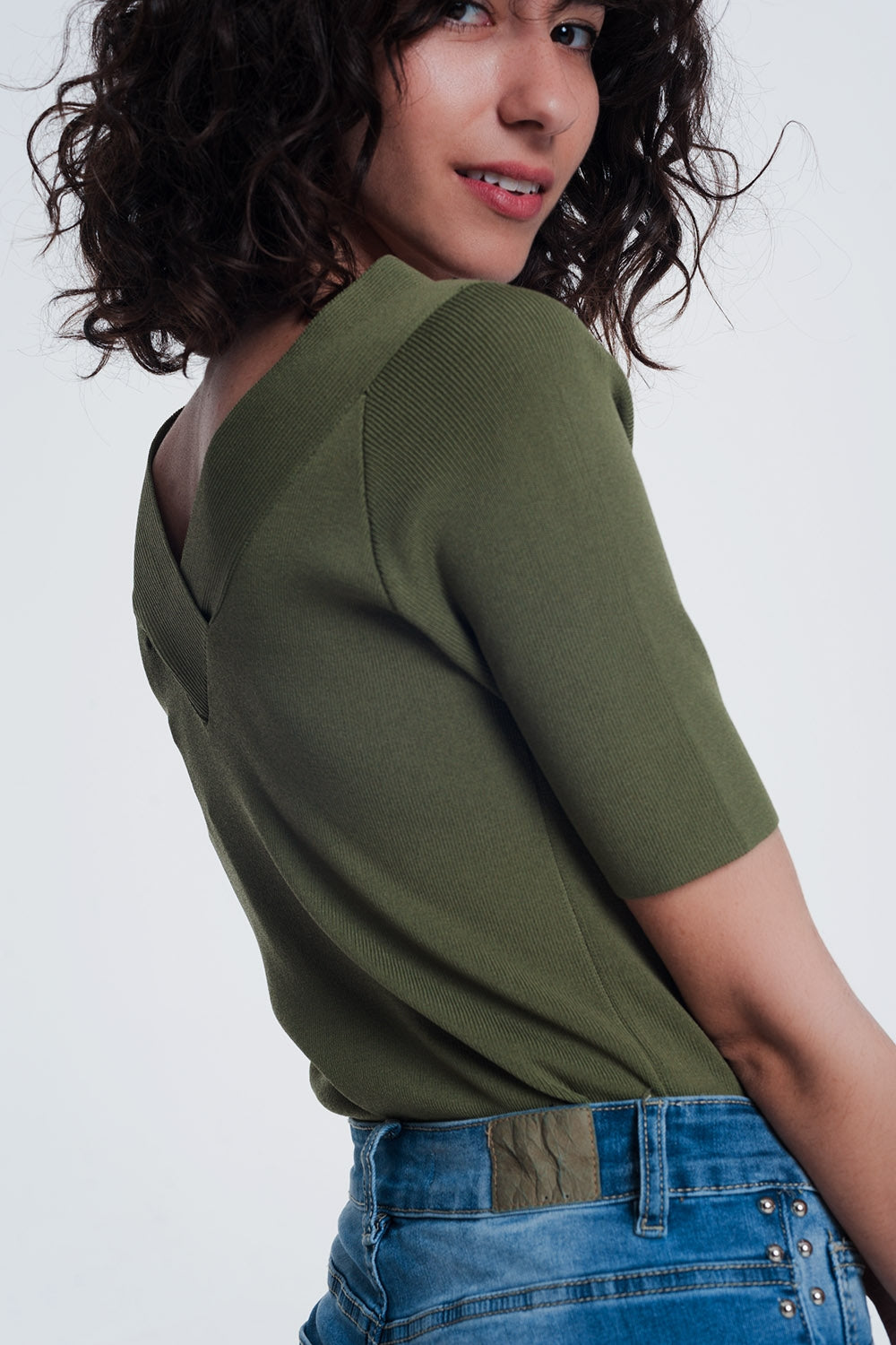 pull kaki avec col en V et manches courtes