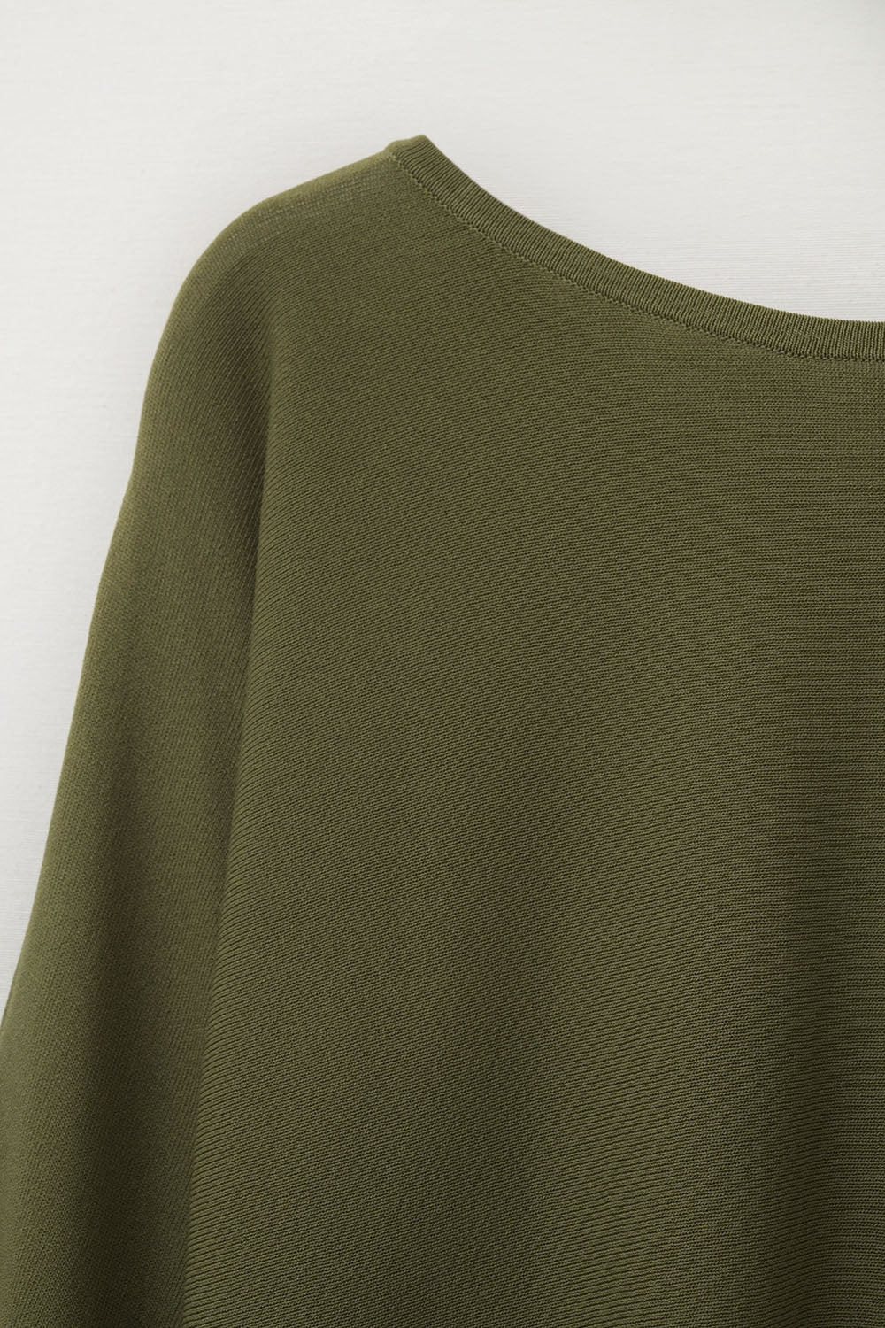 pull kaki oversize à manches jusqu'aux coudes