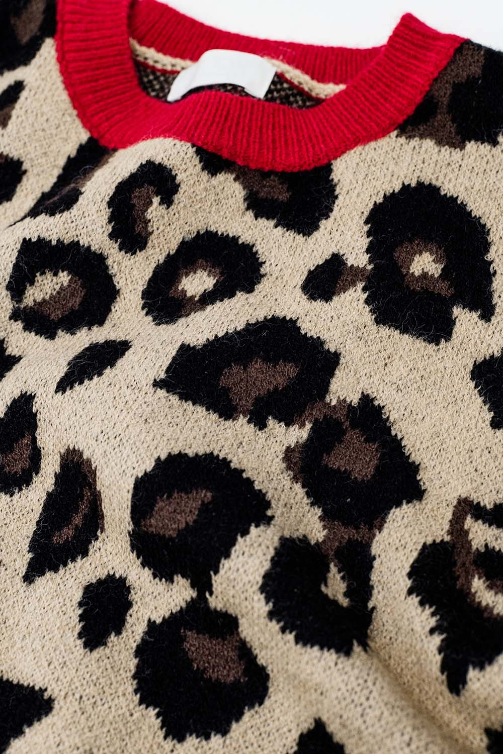 Pull léopard avec détail rouge sur le col et les manches