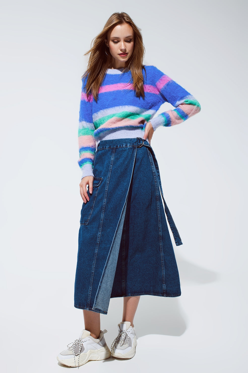 Pull multicouleure avec des rayures rose et bleu