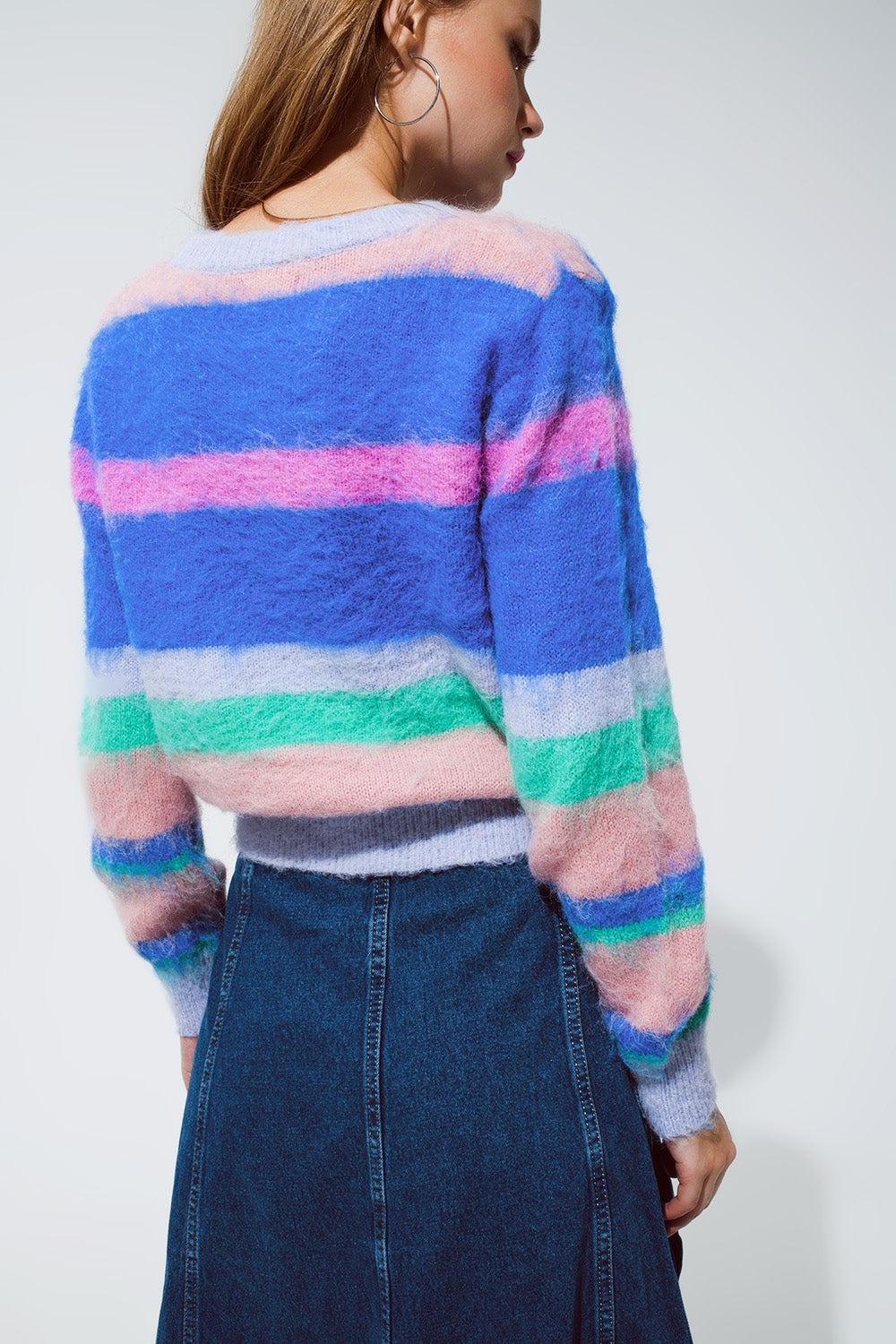 Pull multicouleure avec des rayures rose et bleu