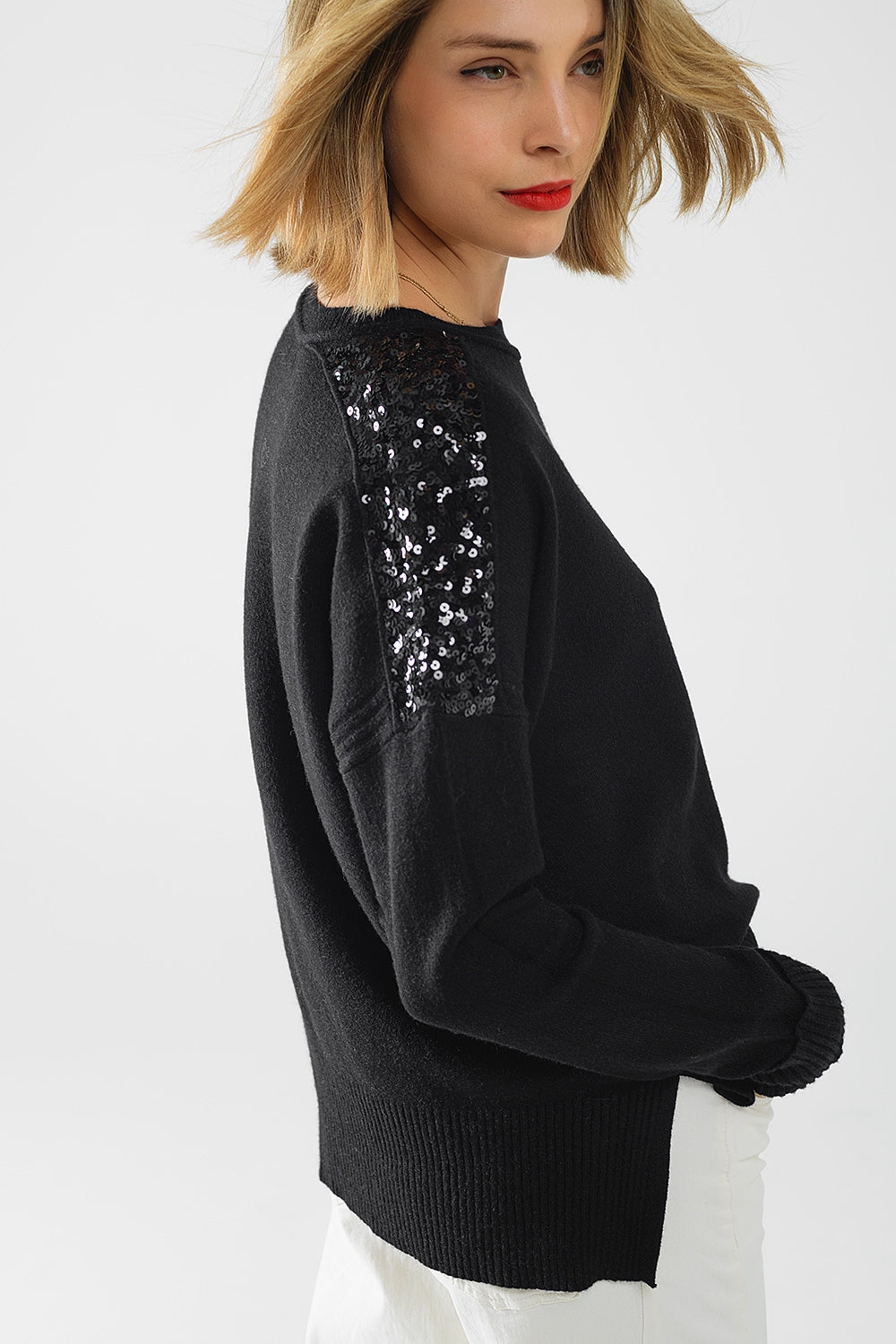 Pull noir à manches longues avec paillettes sur les épaules