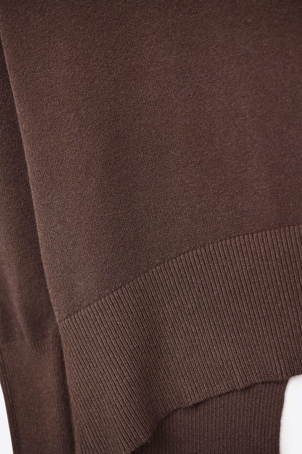 Pull-over ample marron avec détails ouverts dans le dos