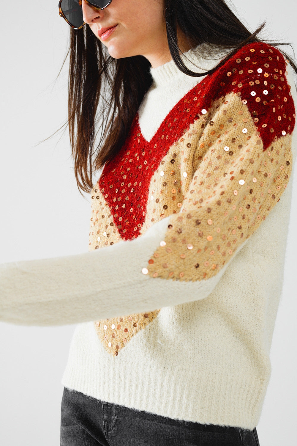 pull-over en tricot color block bordeaux et beige avec ornements en paillettes