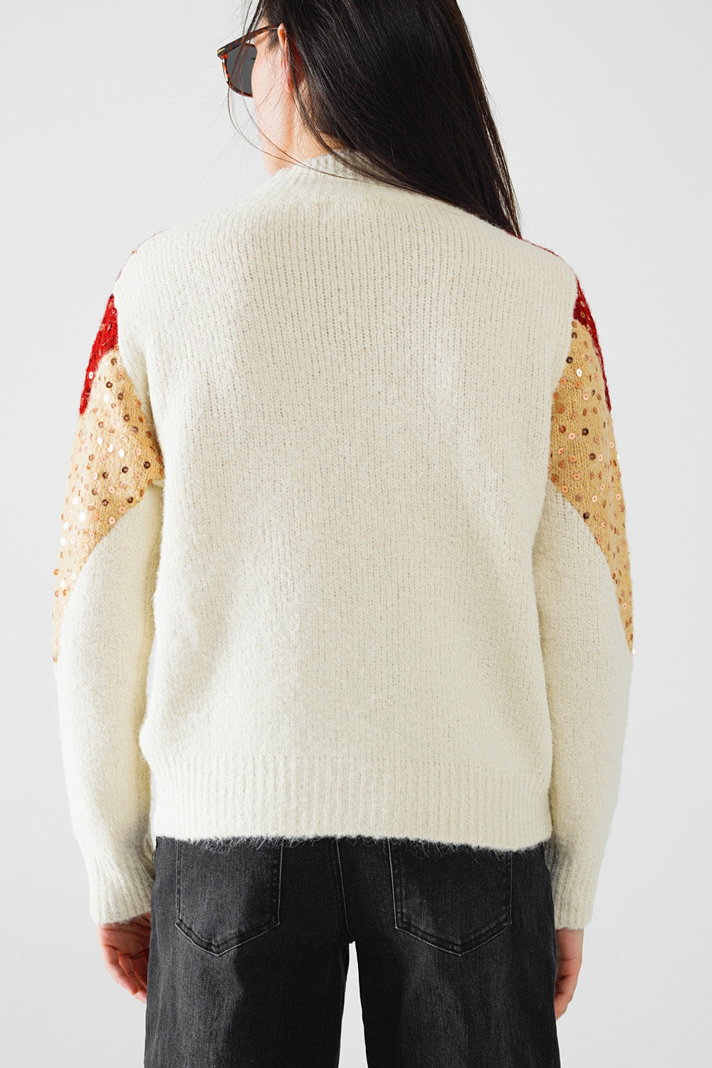 pull-over en tricot color block bordeaux et beige avec ornements en paillettes
