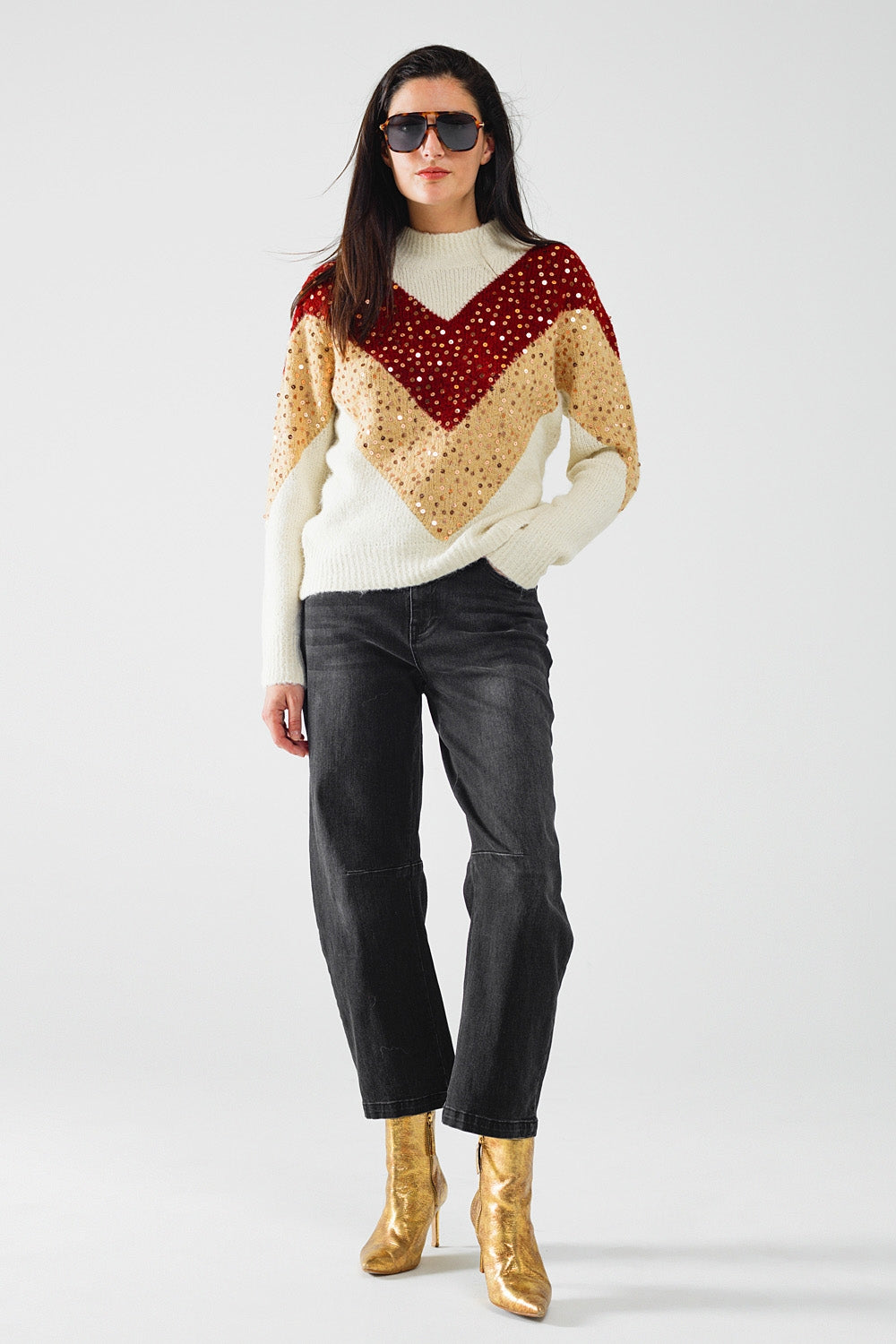pull-over en tricot color block bordeaux et beige avec ornements en paillettes