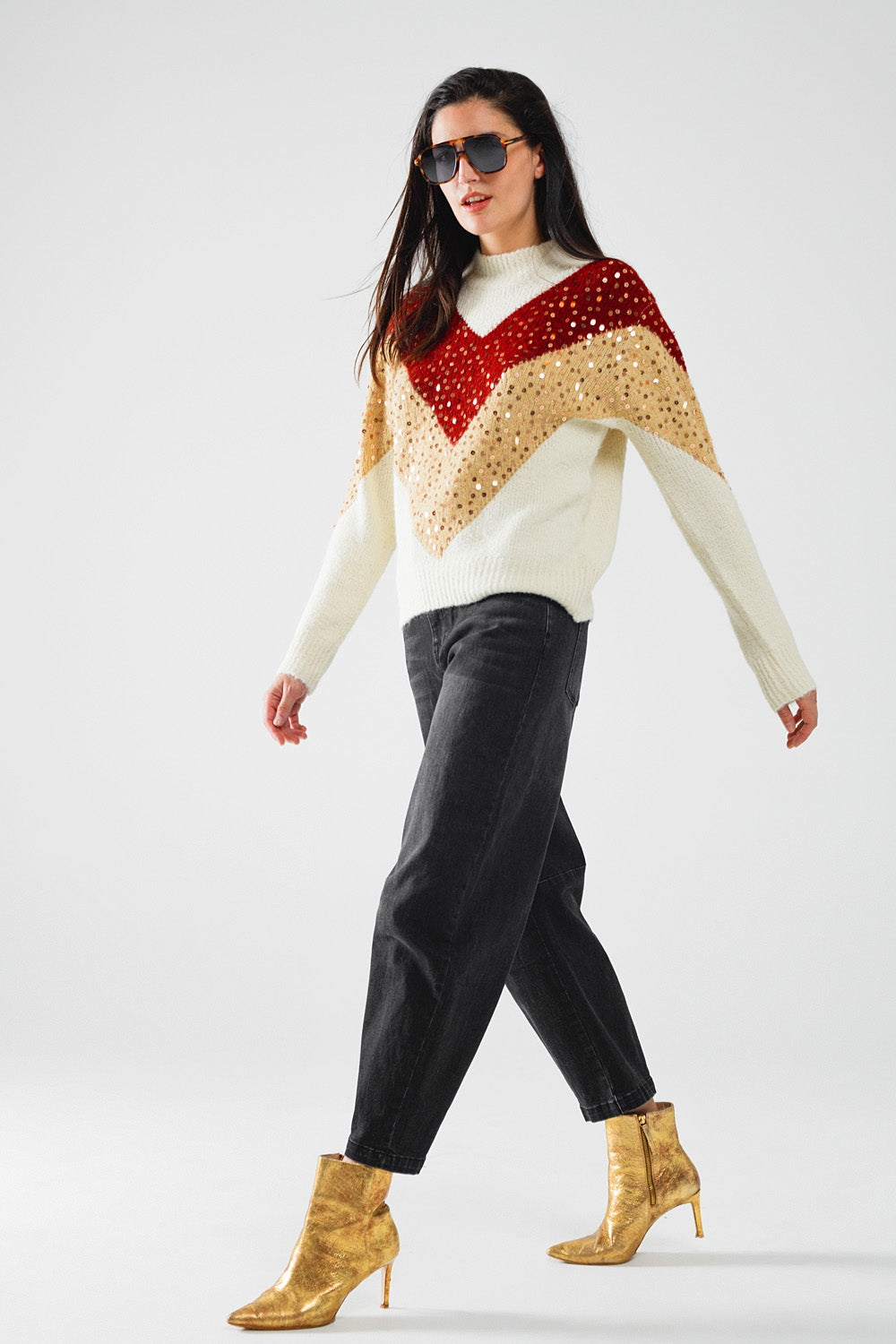 pull-over en tricot color block bordeaux et beige avec ornements en paillettes