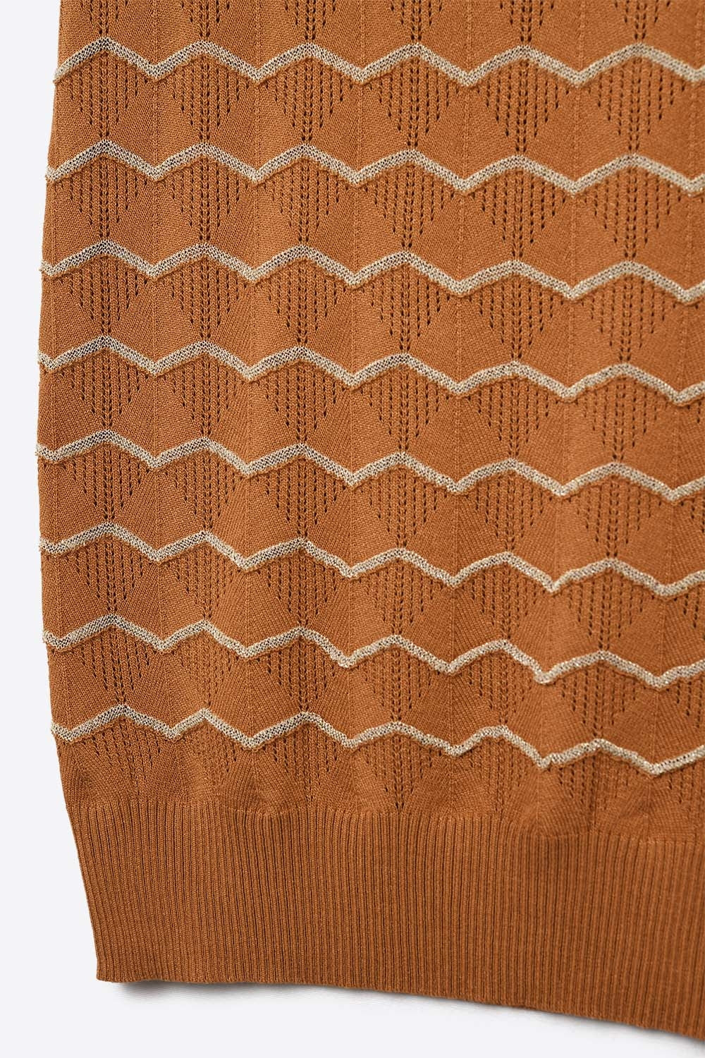 Pull-over tricoté avec motif en zigzag doré