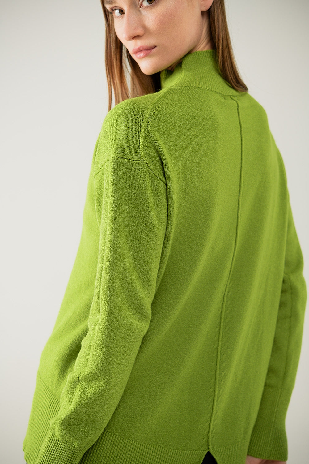 Pull-over vert ample avec ouverture dans le dos
