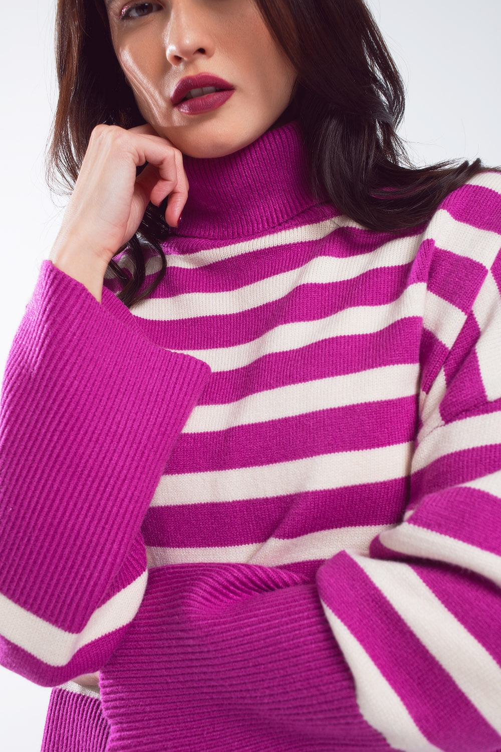 Pull oversize à col rond fuchsia avec rayures blanches et fentes sur le côté