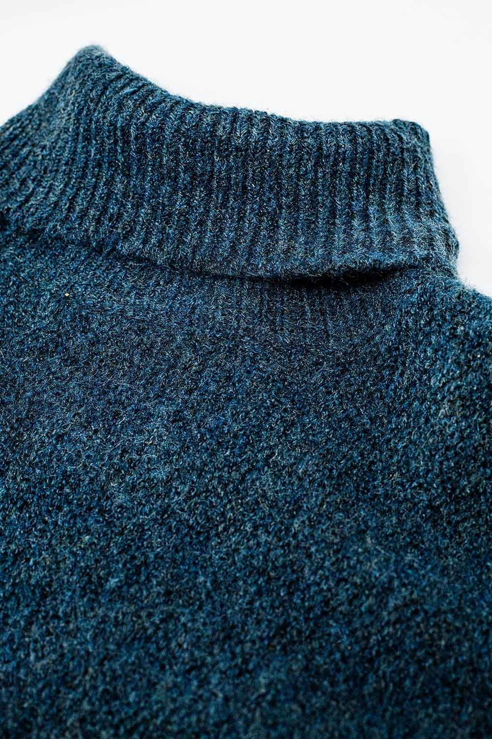 Pull oversize bleu sarcelle avec un col montant et des manches amples