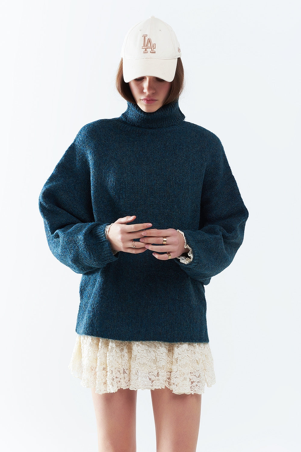 Pull oversize bleu sarcelle avec un col montant et des manches amples
