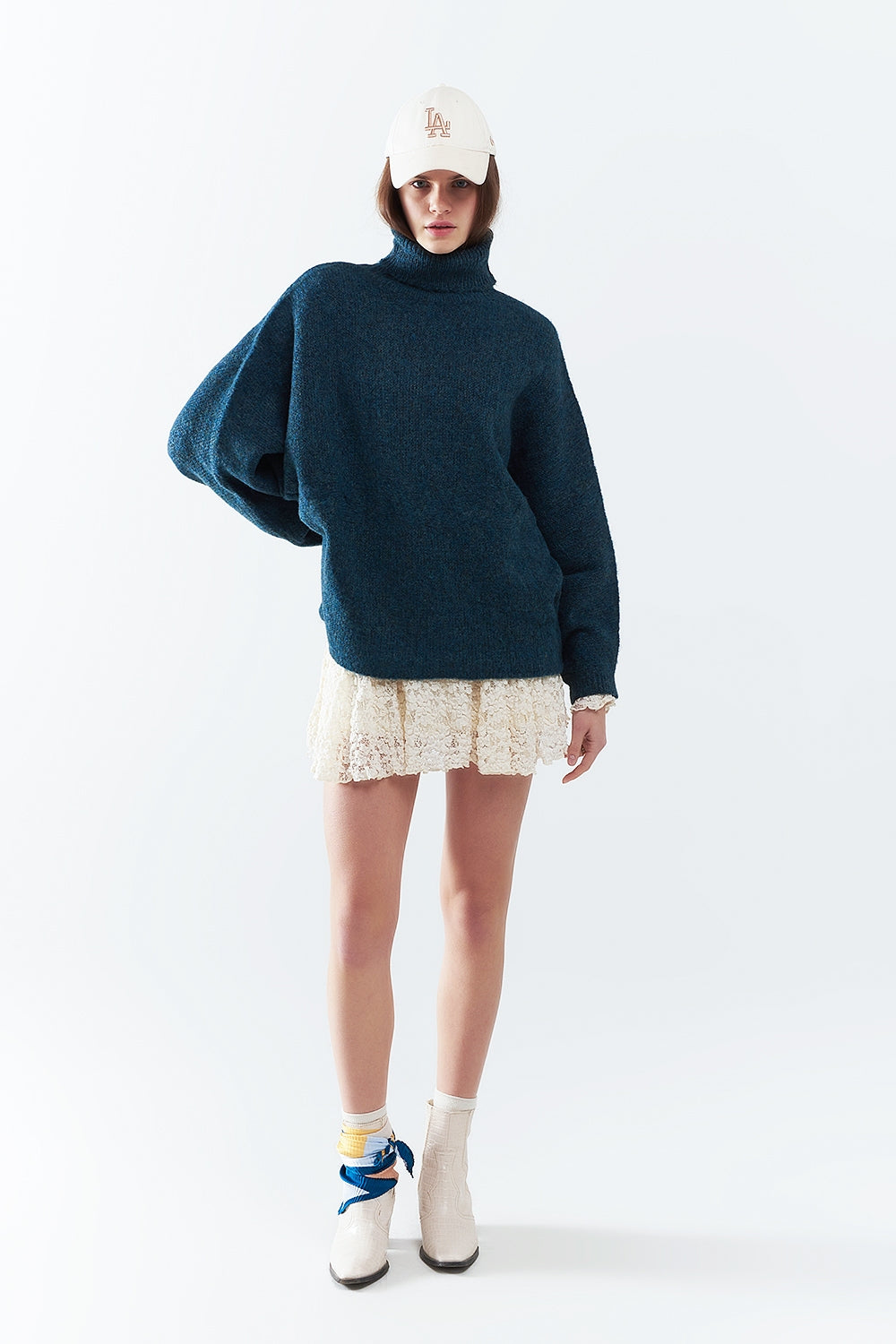 Pull oversize bleu sarcelle avec un col montant et des manches amples
