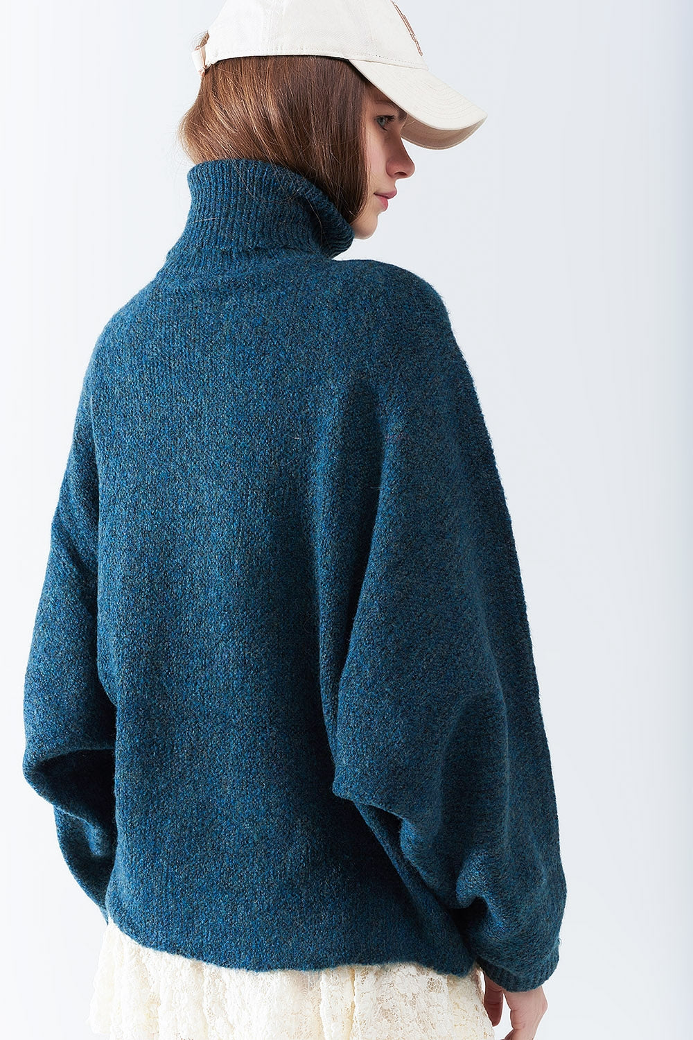 Pull oversize bleu sarcelle avec un col montant et des manches amples