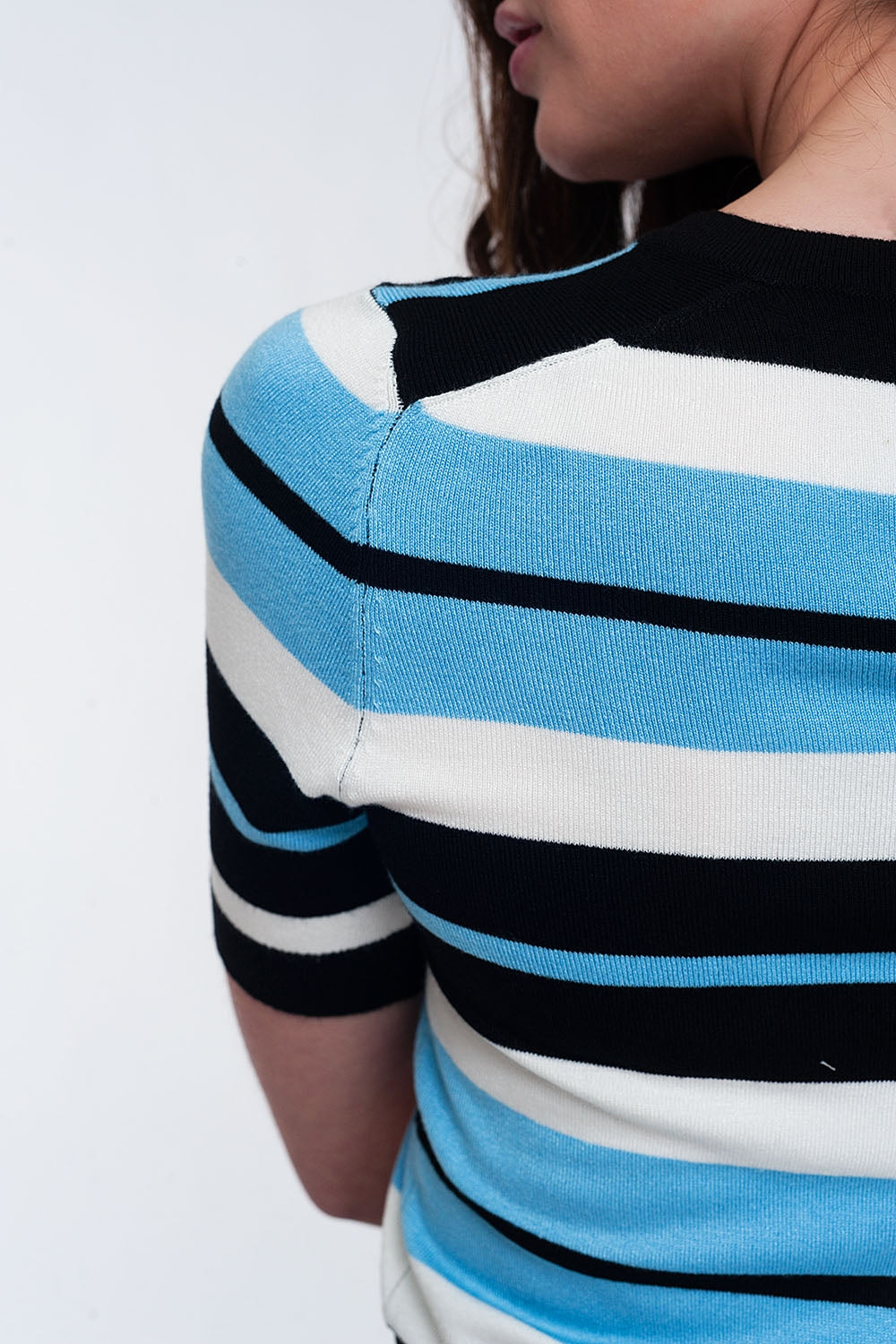 Pull ras de cou coupe carrée à rayures multicouleures bleues