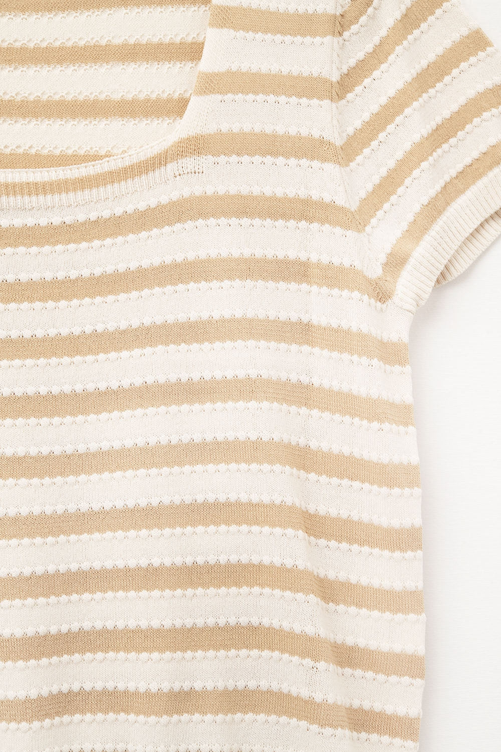 Pull rayé à col carré en beige et camel