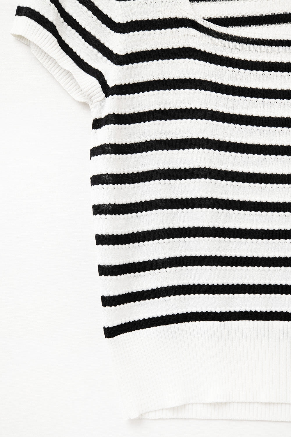 Pull rayé à col carré en noir et blanc