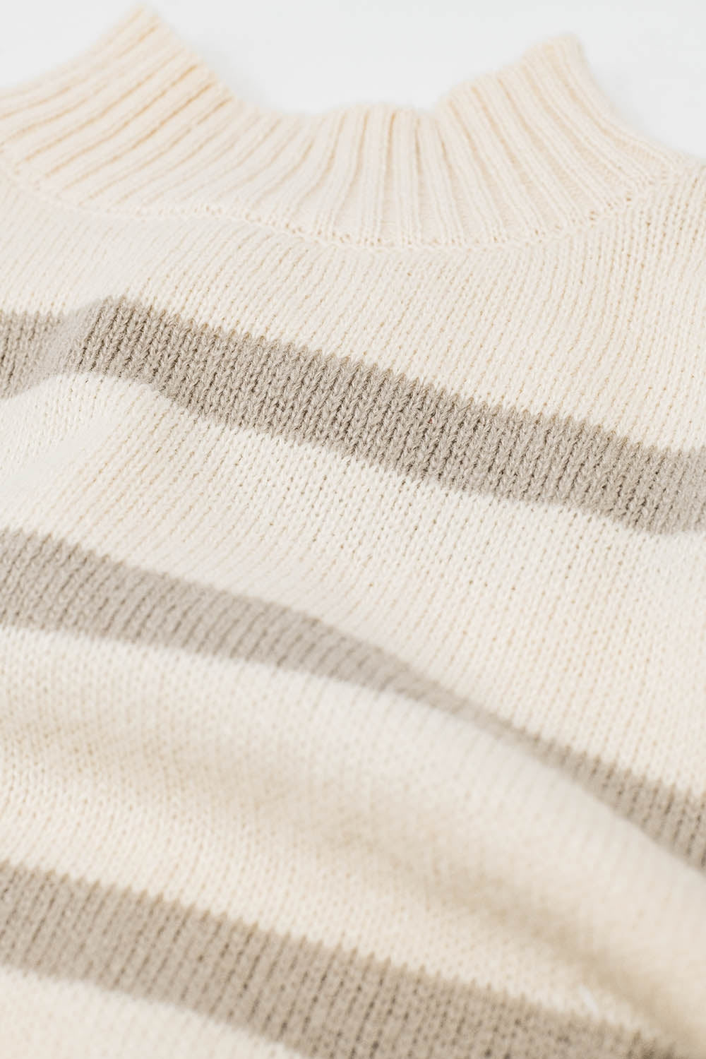 Pull rayé à col montant beige et crème