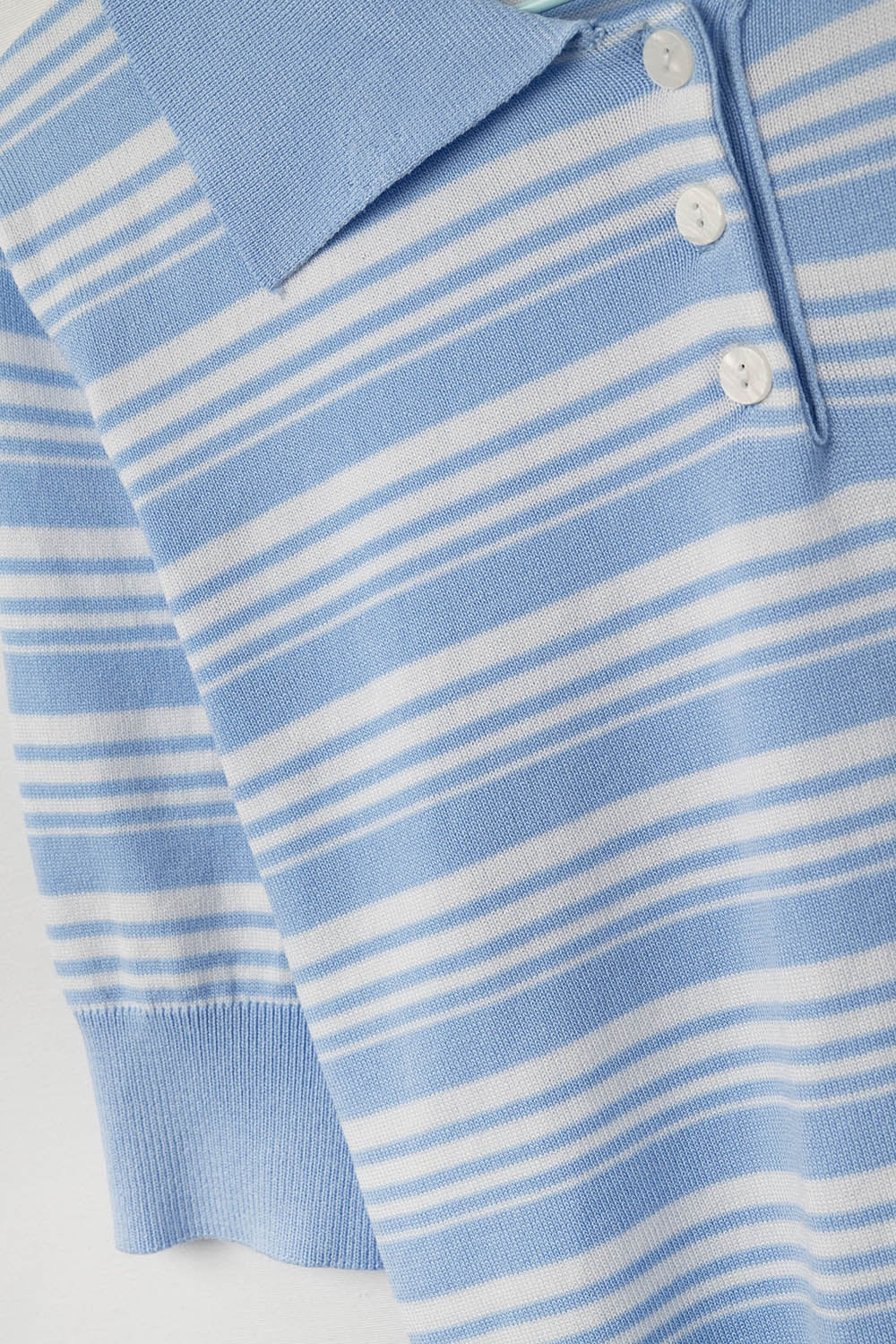 Pull rayé beige et bleu à col polo