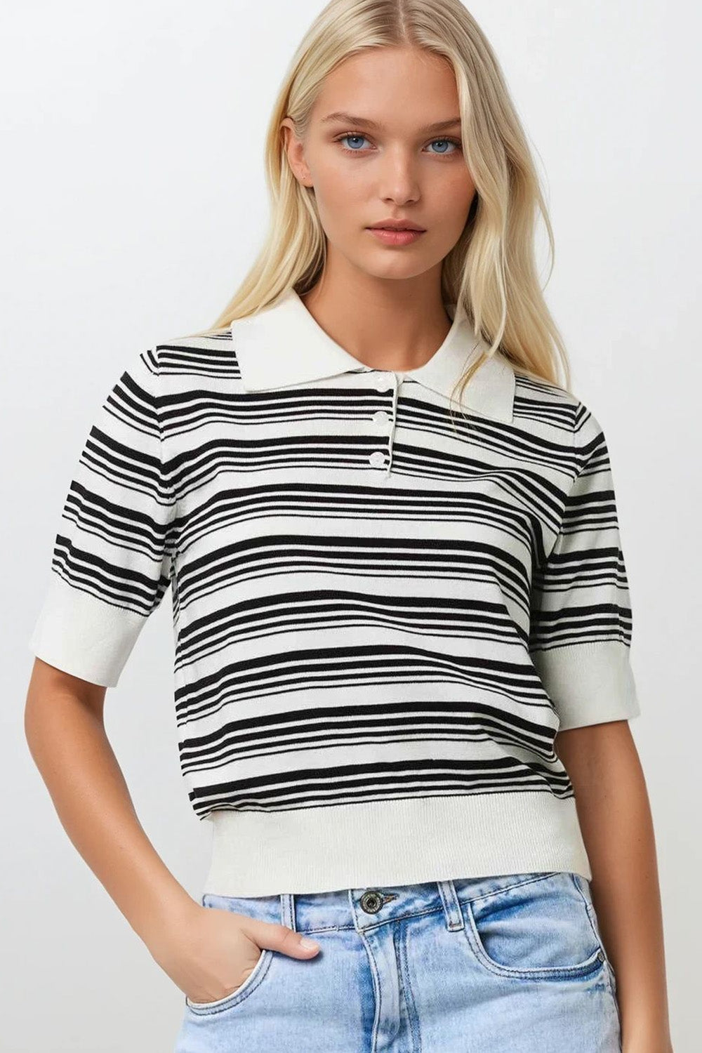 Q2 Pull rayé blanc et noir à col polo