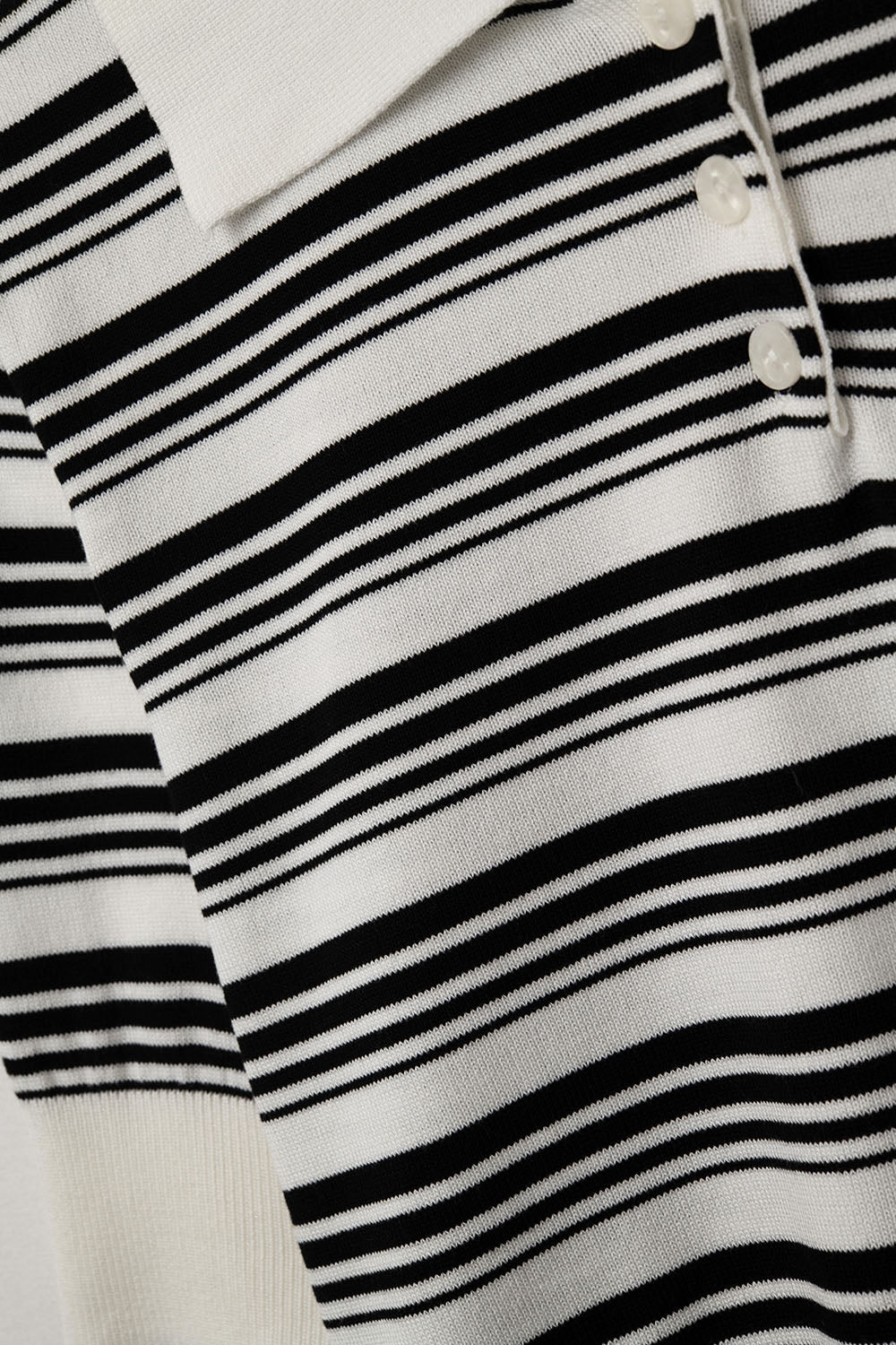 Pull rayé blanc et noir à col polo