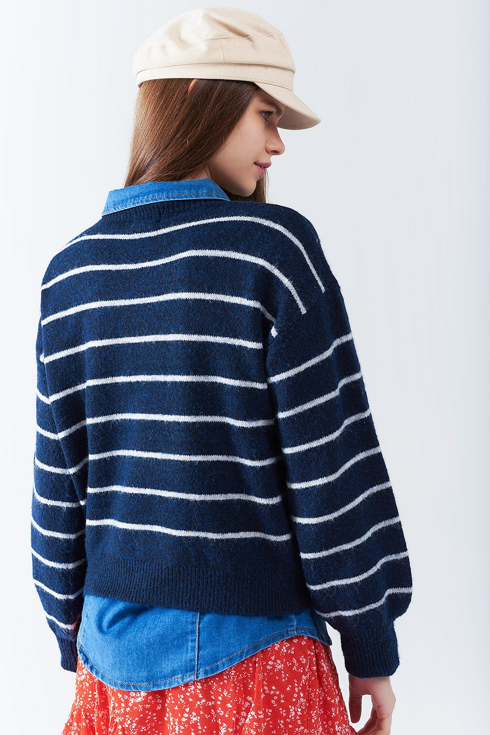 Pull rayé bleu avec détail coeur rouge