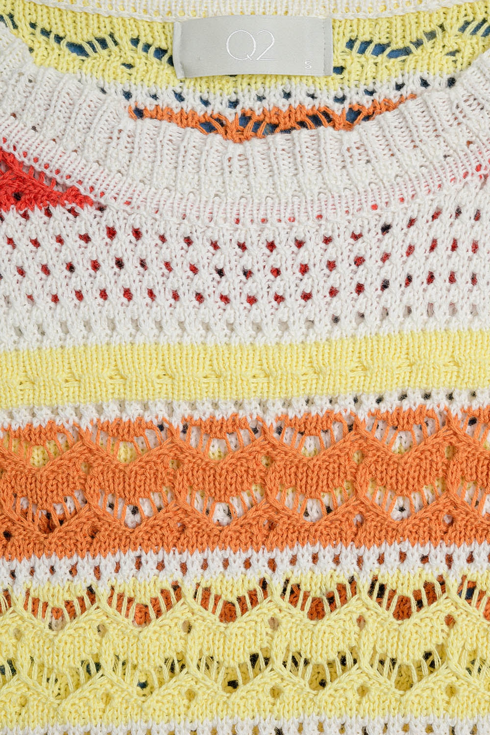 Pull rayé d'été en tricot dans des tons chauds