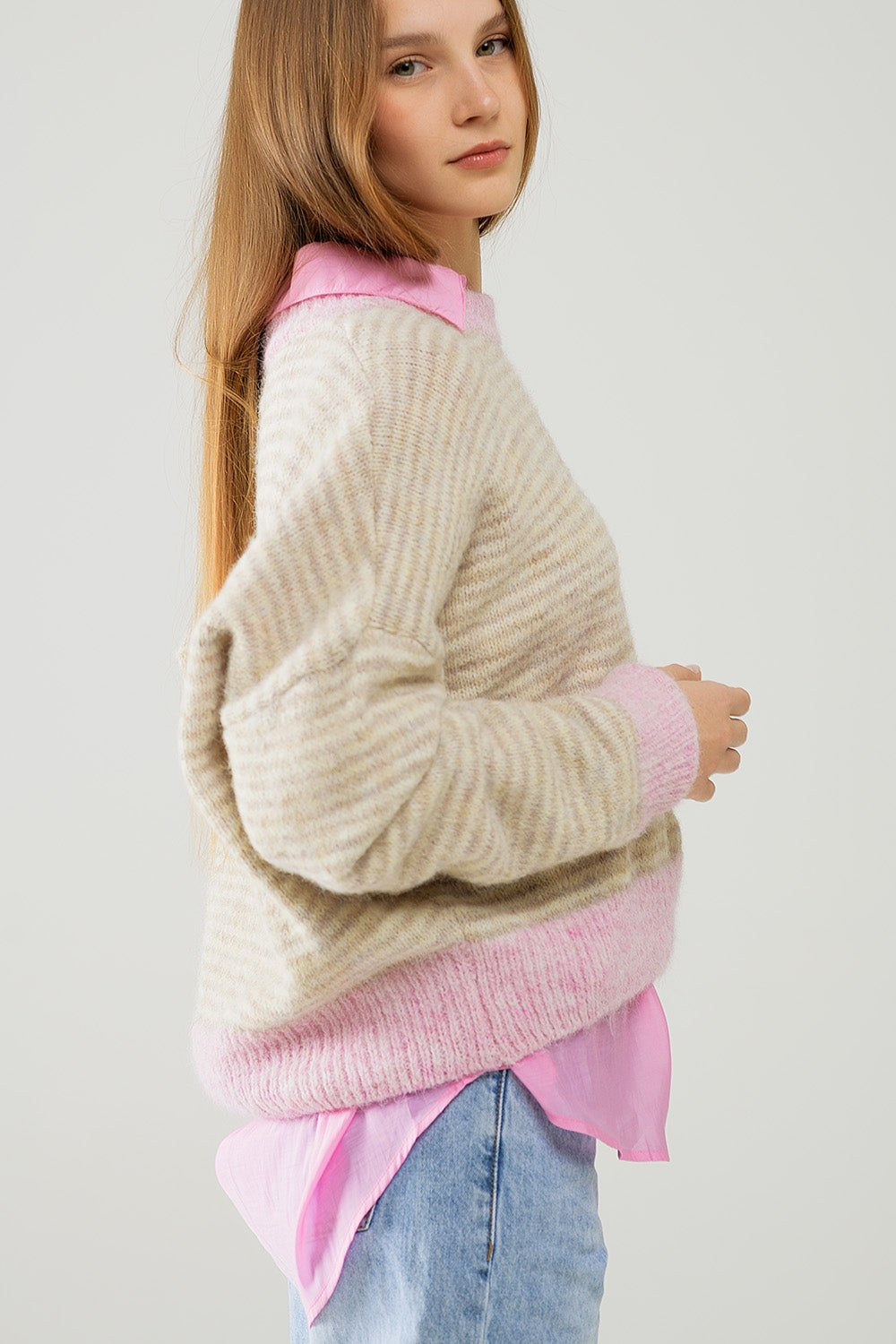 Pull rayé décontracté en beige avec détails roses