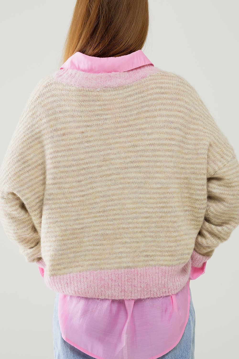 Pull rayé décontracté en beige avec détails roses
