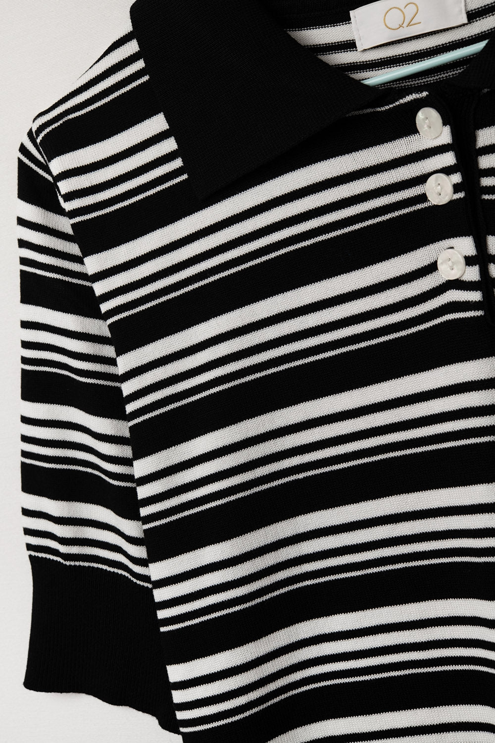 Pull rayé noir et blanc à col polo