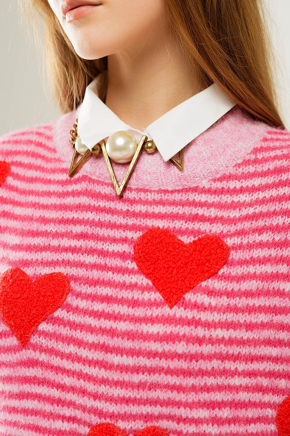 Pull rayé rose avec des coeurs de couleur rouge