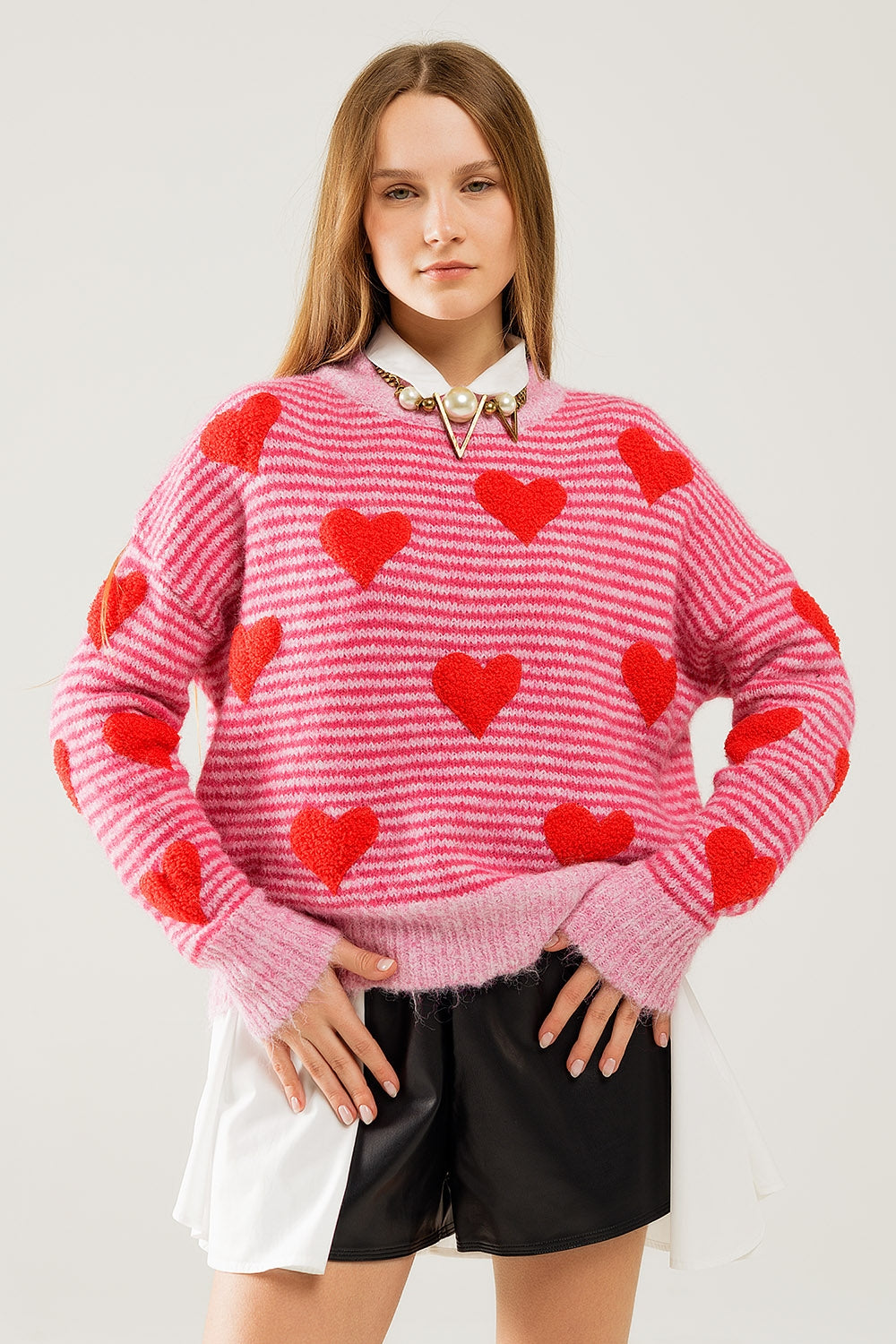 Pull rayé rose avec des coeurs de couleur rouge
