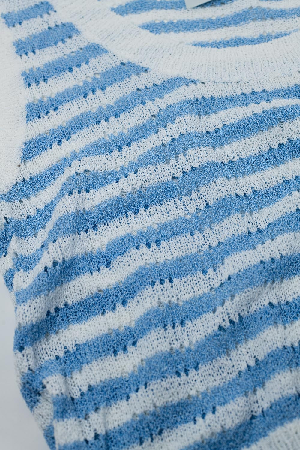 Pull sans manches à rayures en tricot ouvert en bleu et blanc