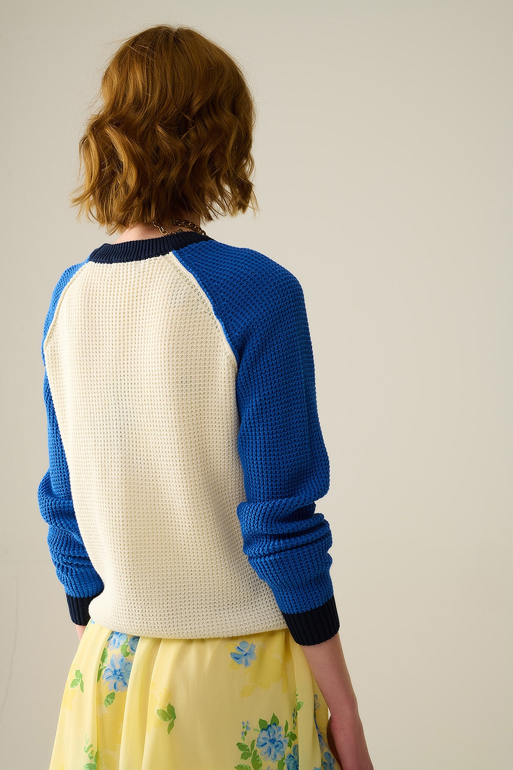 pull tricoté en point mousse avec des manches contrastantes en bleu