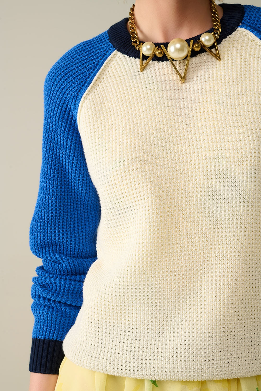 pull tricoté en point mousse avec des manches contrastantes en bleu