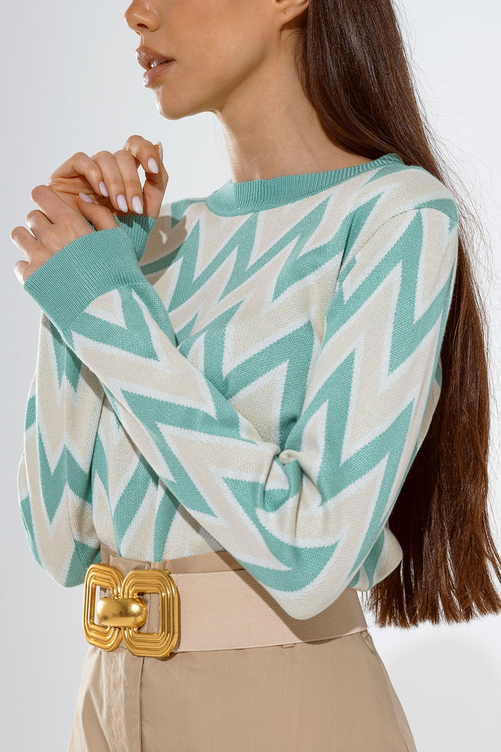 Pull turquoise avec imprimé zig zag en beige avec détails blancs