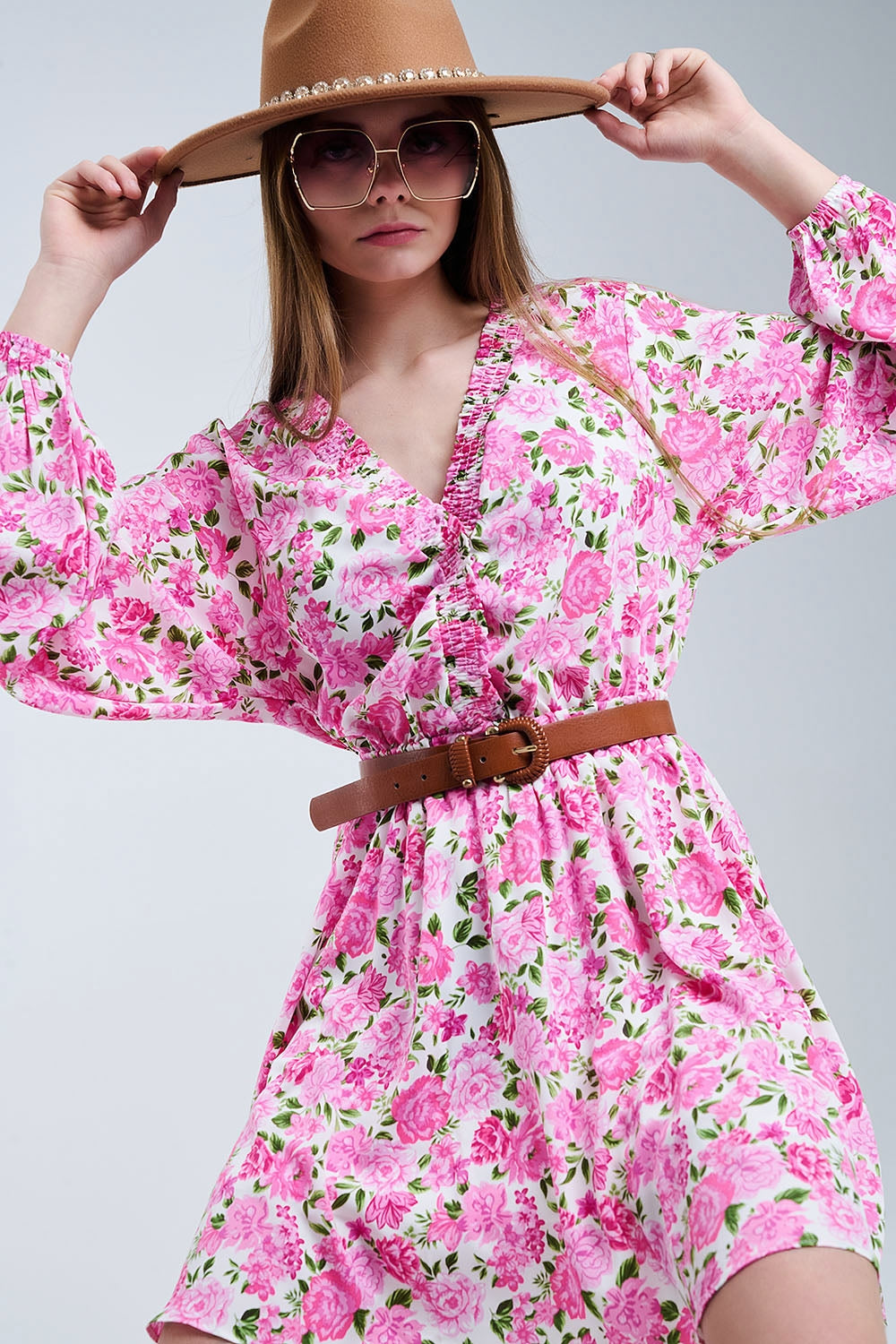 Robe à col en V avec fleurs roses et accents verts