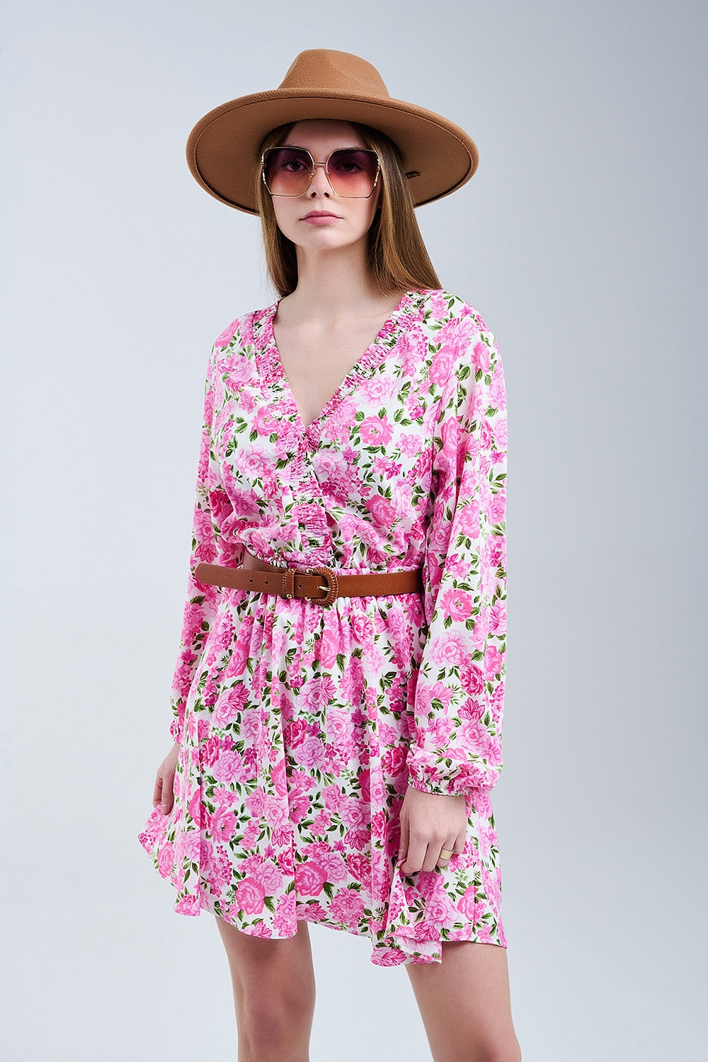 Robe à col en V avec fleurs roses et accents verts