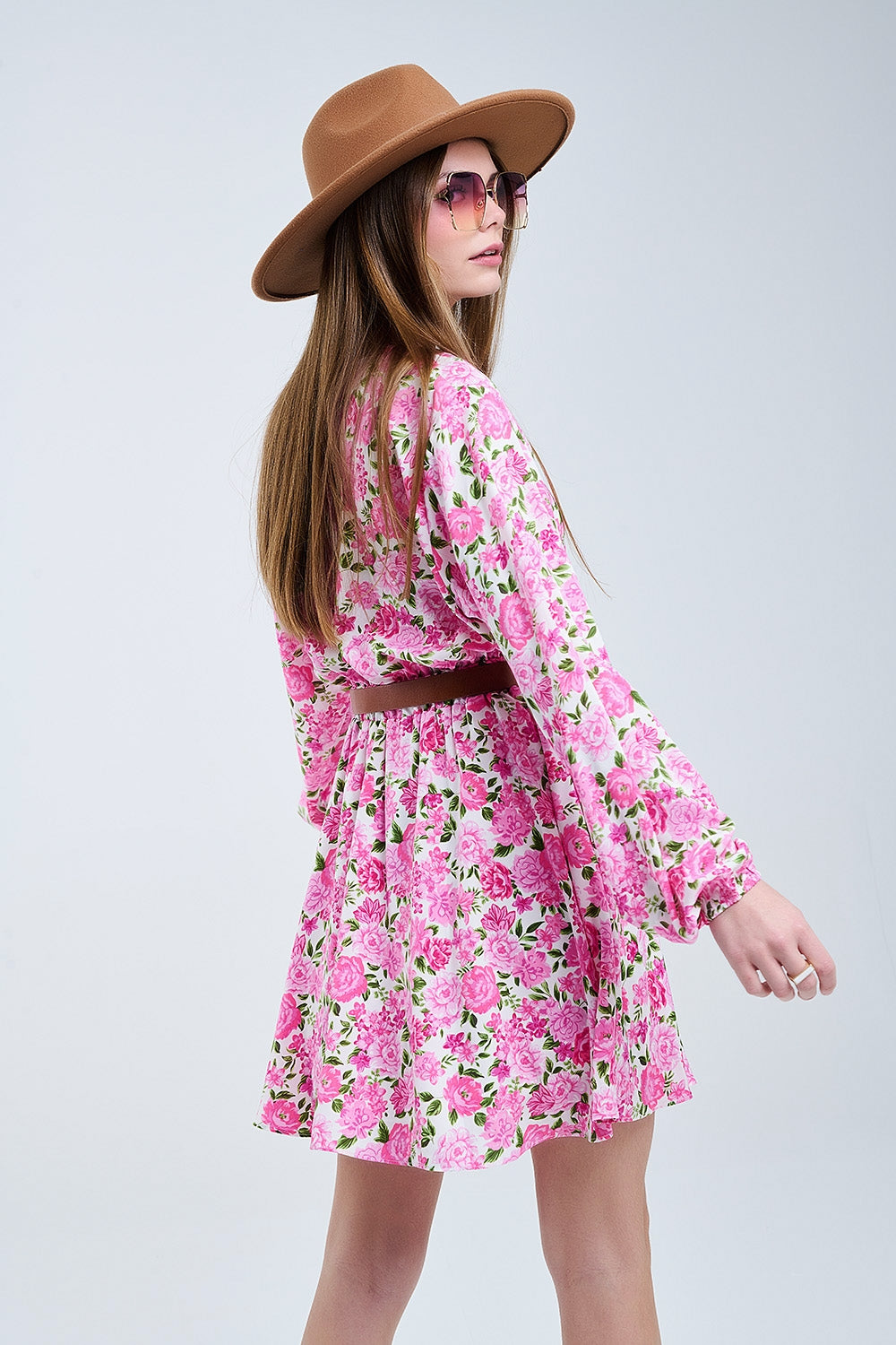 Robe à col en V avec fleurs roses et accents verts