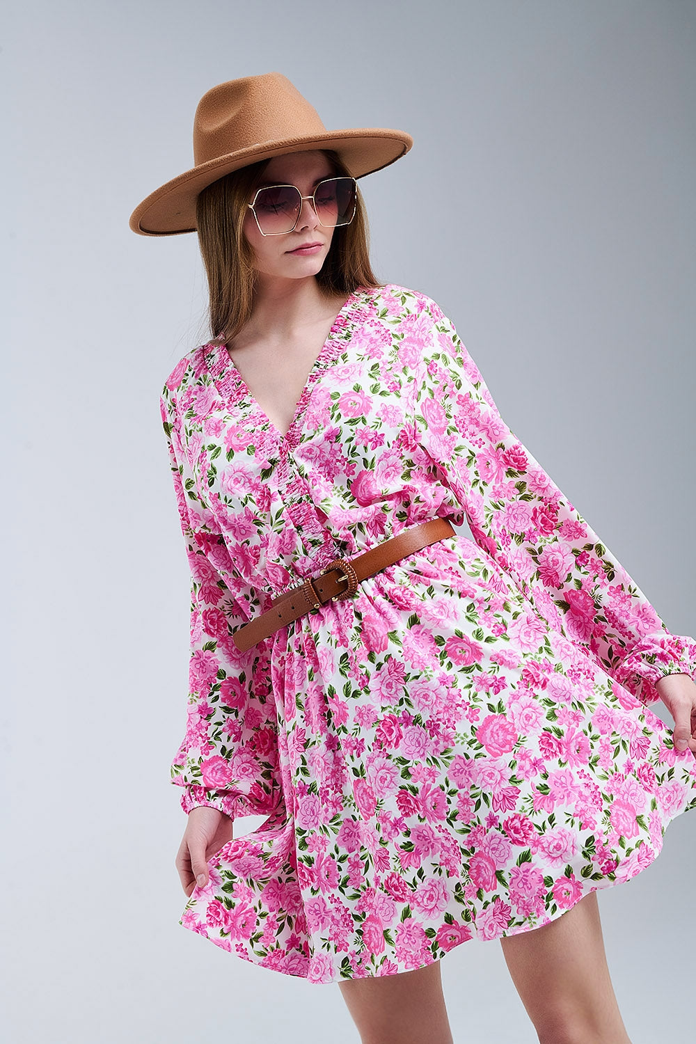 Robe à col en V avec fleurs roses et accents verts