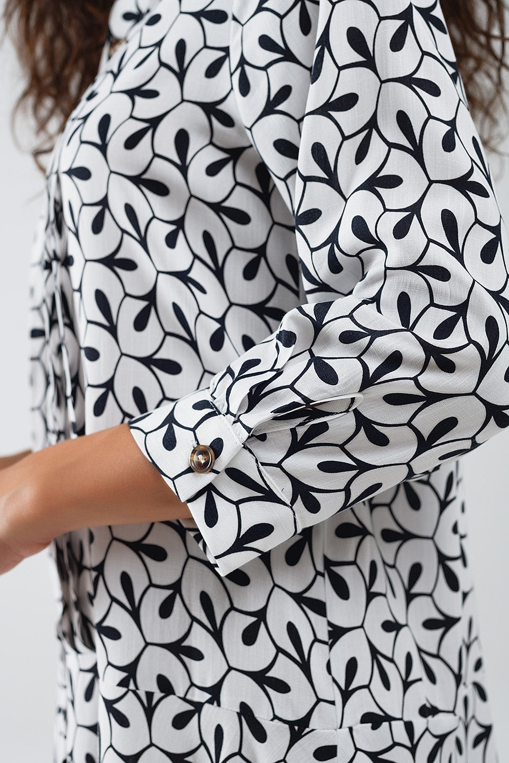 Robe à col polo à manches longues avec imprimé abstrait