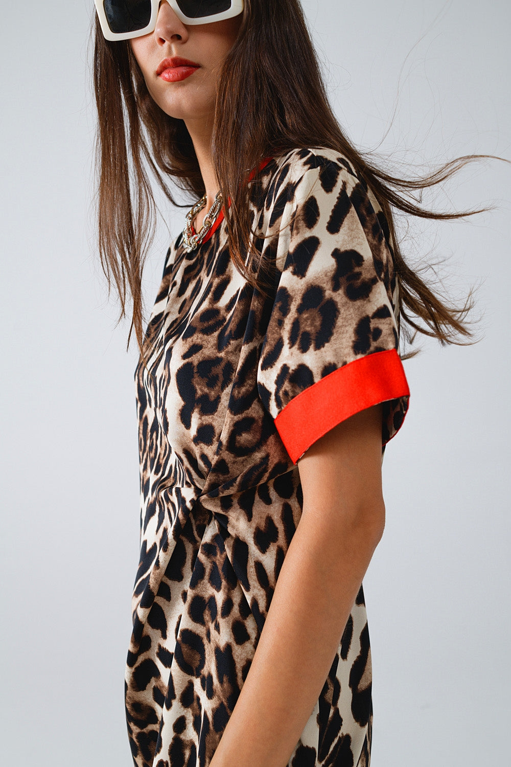 Robe à imprimé léopard avec détails noués sur le devant