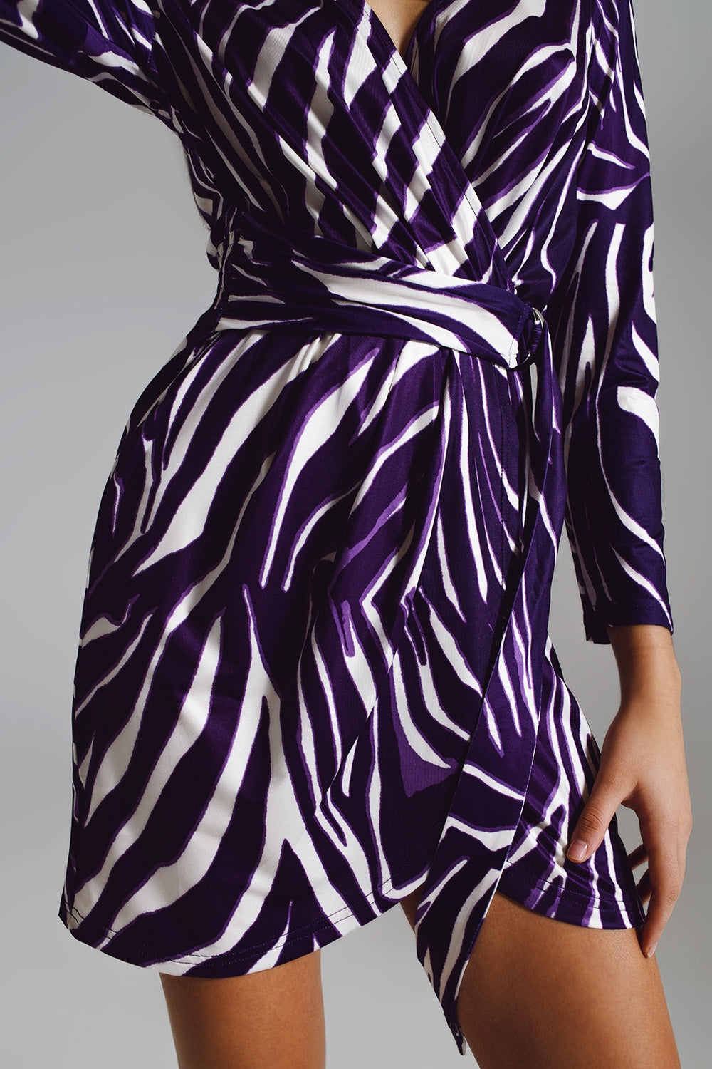 Robe à manches longues avec ceinture en imprimé zèbre crème et violet