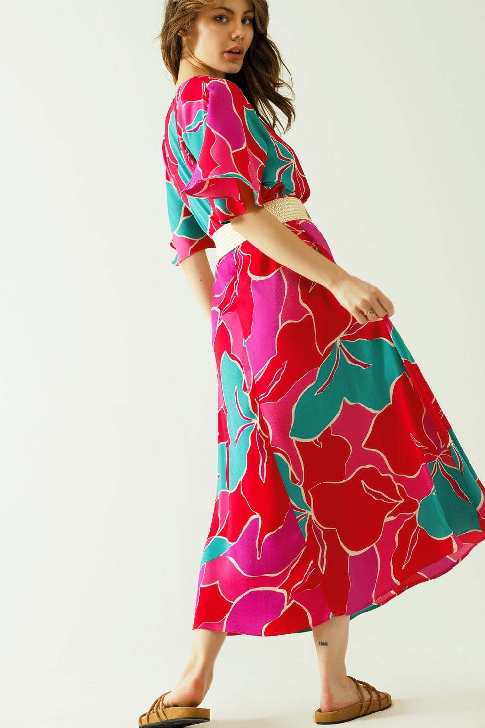 Robe ample à manches courtes avec motifs floraux