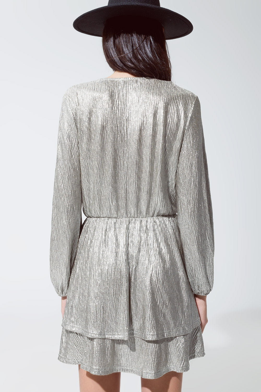 Robe argentée à manches longues et à niveaux